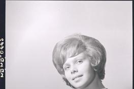 [Retrato plano medio corto de una señorita]