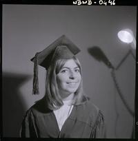 [Retrato de una señorita vestida con toga y birrete]