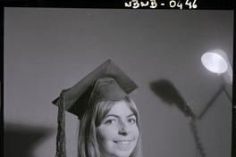 [Retrato de una señorita vestida con toga y birrete]