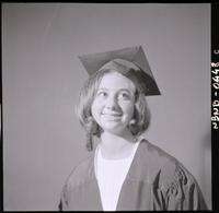 [Retrato de una señorita vestida con toga y birrete]