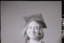 [Retrato de una señorita vestida con toga y birrete]