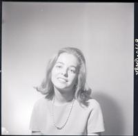 [Retrato plano medio corto de una señorita]