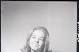 [Retrato plano medio corto de una señorita]