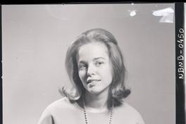 [Retrato plano medio corto de una señorita]