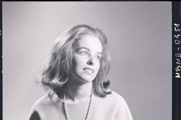 [Retrato plano medio corto de una señorita]