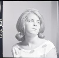 [Retrato plano medio corto de una señorita]