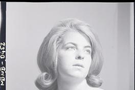 [Retrato plano medio corto de una señorita]