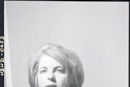 [Retrato plano medio corto de una señorita]