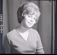 [Retrato plano medio corto de una señorita]