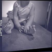 [Bebé sentado sobre una mesa, en una composición que genera la atención en un motivo]