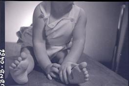 [Bebé sentado sobre una mesa, en una composición que genera la atención en un motivo]