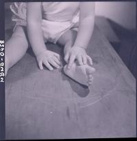 [Bebé sentado sobre una mesita]