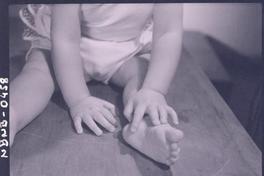 [Bebé sentado sobre una mesita]