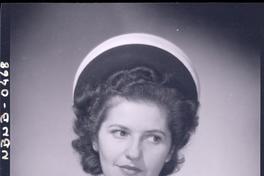 [Retrato plano medio corto de una señorita con sombrero]