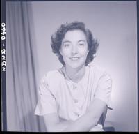 [Retrato de una señorita sentada]