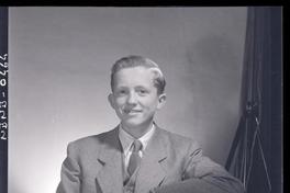 [Retrato de un jovencito sentado]