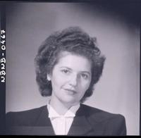 [Retrato plano medio corto de una señorita]