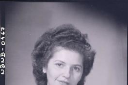 [Retrato plano medio corto de una señorita]