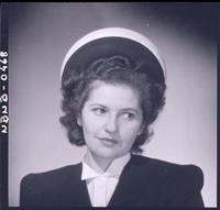 [Retrato plano medio corto de una señorita]