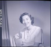 [Retrato de una señorita sentada]