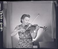 [Intérprete mujer de violín]