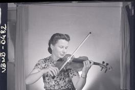 [Intérprete mujer de violín]