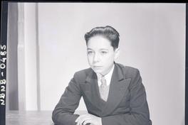 [Retrato de un jovencito sentado]