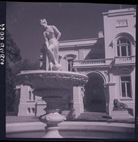 [Pileta central con la escultura "Venus entrando al baño", Parque Isidora Goyenechea de Cousiño en Lota]