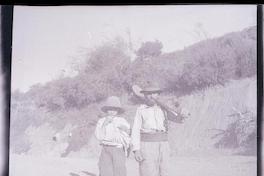 [Campesino con pala al hombro camina junto a su hijo]