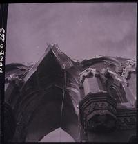 [Detalle de elementos arquitectónicos que decoran la parte superior del exterior de un edificio]