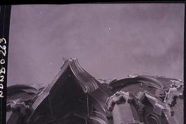 [Detalle de elementos arquitectónicos que decoran la parte superior del exterior de un edificio]