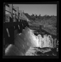 [Cinco Compuertas que permiten regular el paso de las aguas por las tuberías]
