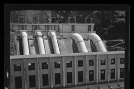 Aspectos de la central y su entorno : edificio de 10.000 m2 y las 5 tuberías de 52 m. de longitud, 3 de ellas tienen 2,30 m. de diámetro y las restantes 3,70 m. diámetro