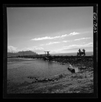 [Vista de dos trabajadores de la central hidroeléctrica en la Bocatoma del río Pilmaiquén]
