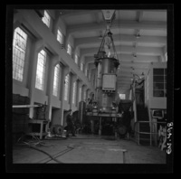 Interior de la casa de máquinas, se aprecian algunos de sus cinco generadores