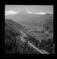 Bocatoma, barrera de 150 m. de largo, provista de compuertas que atajan el río Laja y desvían su caudal hacia el canal de aducción