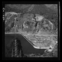 Bocatoma, barrera de 150 m. de largo, provista de compuertas que atajan el río Laja y desvían su caudal hacia el canal de aducción