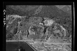 Bocatoma, barrera de 150 m. de largo, provista de compuertas que atajan el río Laja y desvían su caudal hacia el canal de aducción