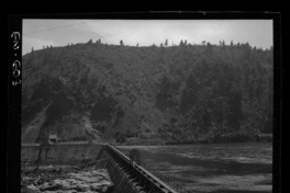 Bocatoma, barrera de 150 m. de largo, provista de compuertas que atajan el río Laja y desvían su caudal hacia el canal de aducción