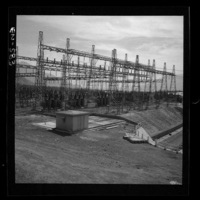 Aspecto del patio de alta [tensión] junto al edificio de la Central