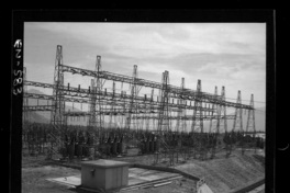 Aspecto del patio de alta [tensión] junto al edificio de la Central