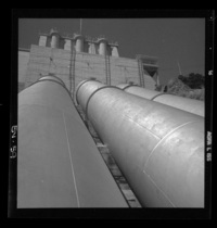[Vista de las 3 cañerías metálicas que conducen el agua de la cámara de carga a la casa de máquinas, en caida casi vertical de 120 m.]