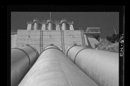 [Vista de las 3 cañerías metálicas que conducen el agua de la cámara de carga a la casa de máquinas, en caida casi vertical de 120 m.]