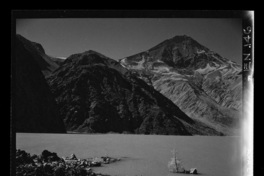 Laguna de la Invernada, formada por un tranque natural de lava del volcán Hornos