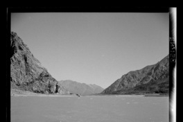 Laguna la Invernada con obras de toma [estructura hidráulica que alimenta un sistema de generación de energía hidroeléctrica]