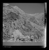 Laguna la Invernada con obras de toma [estructura hidráulica que alimenta un sistema de generación de energía hidroeléctrica]