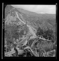 [Desarrollo de las tuberías desde la chimenea de equilibrio hasta la central y el entorno con gran vegetación en que predominan los cipreses]