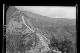 [Desarrollo de las tuberías desde la chimenea de equilibrio hasta la central y el entorno con gran vegetación en que predominan los cipreses]