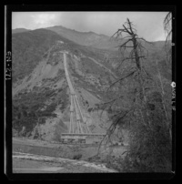 [Desarrollo de las tuberías desde la chimenea de equilibrio hasta la central y el entorno con gran vegetación en que predominan los cipreses]