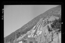 Detalles del edificio de la Central [Hidroeléctrica con una superficie de 1520 metros cuadrados] con su patio de transformadores